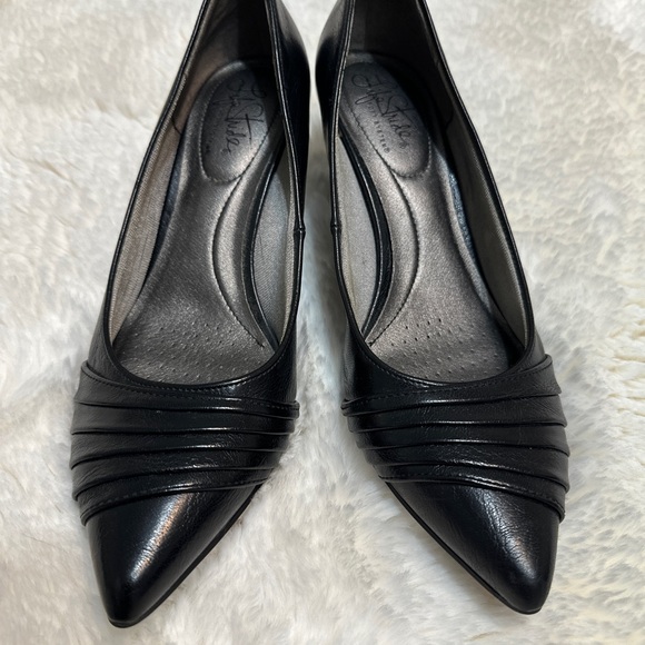 Life Stride Black Pointed Toe Heels - Picture 1 of 6